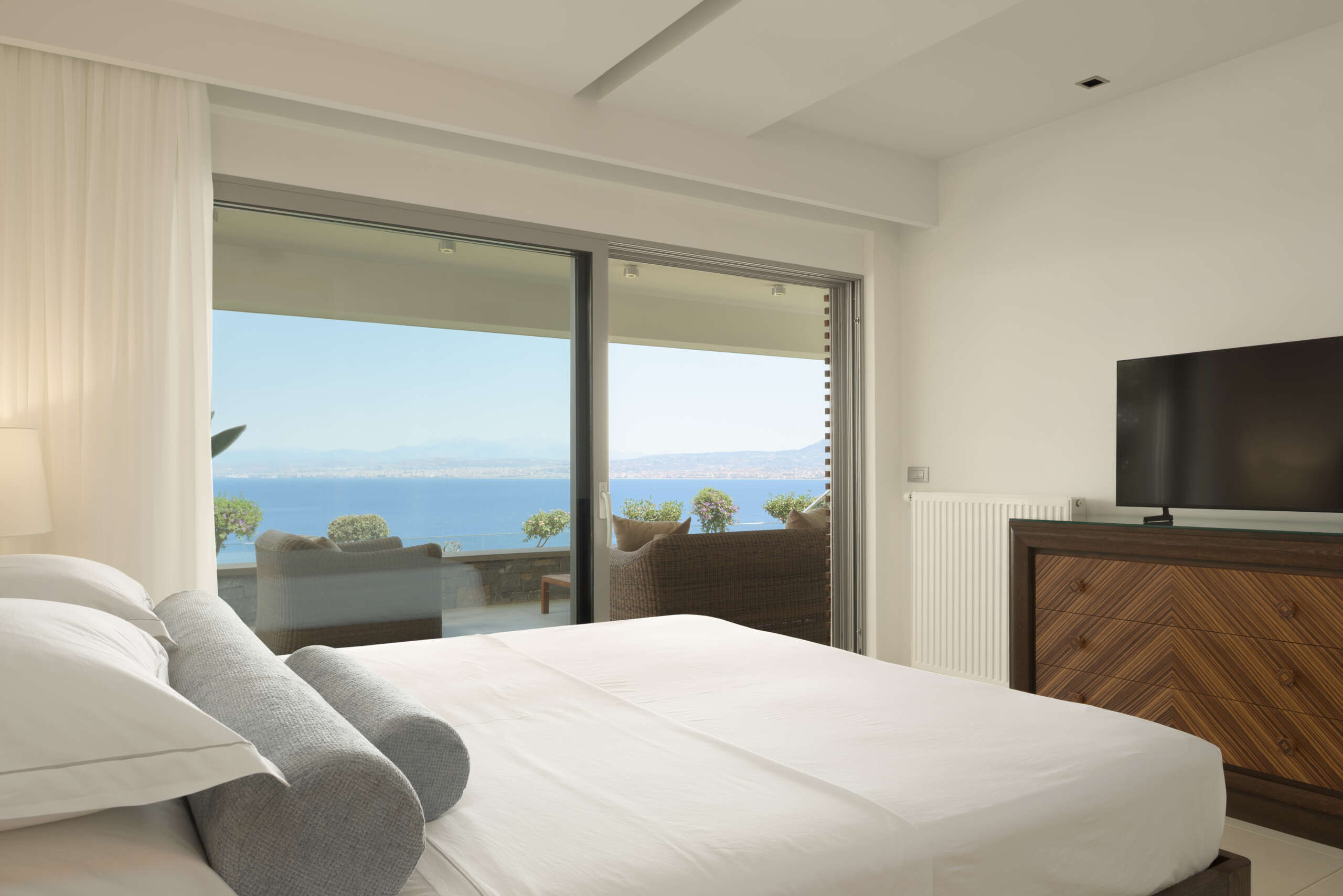 Bedroom with king-size bed and stunning sea views. Bedroom with king-size bed and stunning sea views.